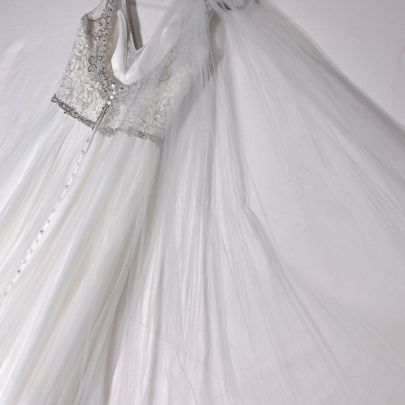 Allure Bridals White Wedding Dress With Veil 10 - Picture 15 of 16